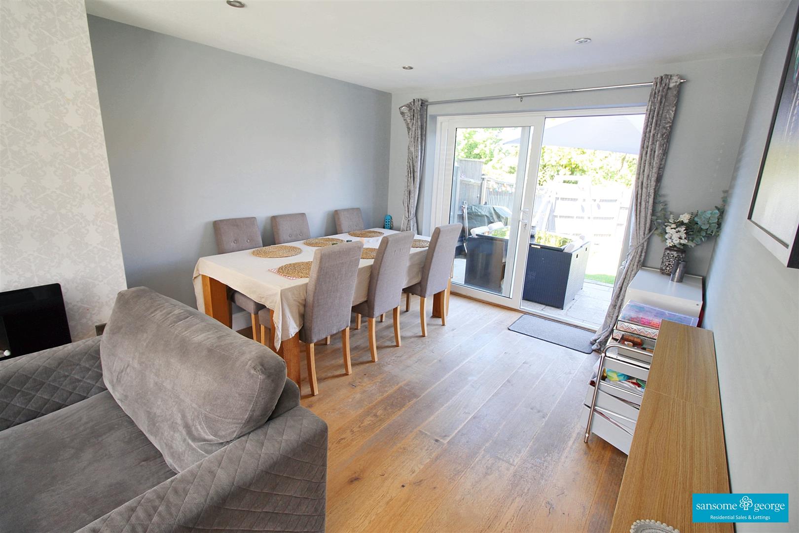 3 bed property in Foxcombe Drive, Reading